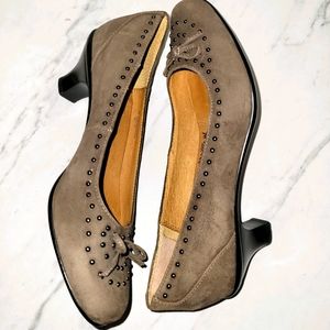 SOFFT Brown Suede Heels w/Bow and Stud Accent 8M